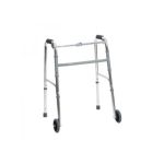 Andadera de aluminio con llantas delanteras.