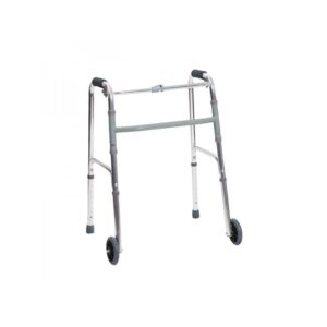 Andadera de aluminio con llantas delanteras.